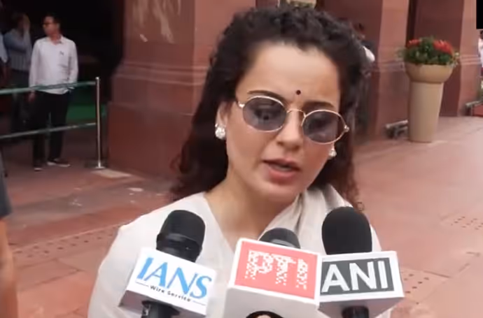 व्हाइट साड़ी में संसद पहुंचीं कंगना रनोट, सनातन संस्कृति को लेकर कह दी इतनी बड़ी बात: 6 PHOTO