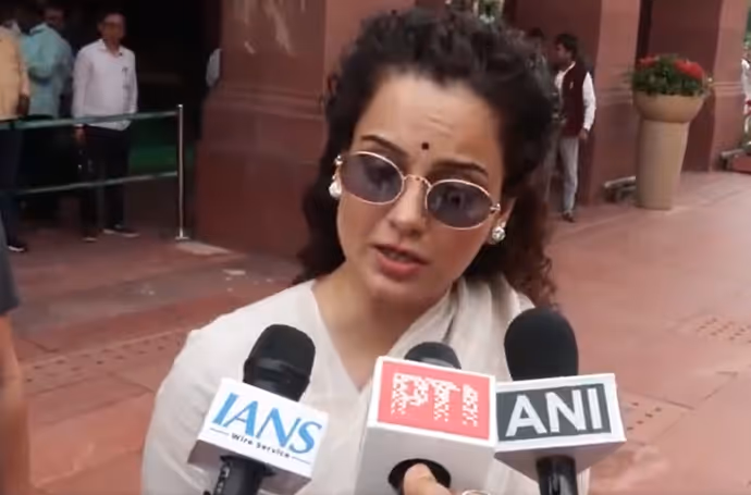 व्हाइट साड़ी में संसद पहुंचीं कंगना रनोट, सनातन संस्कृति को लेकर कह दी इतनी बड़ी बात: 6 PHOTO