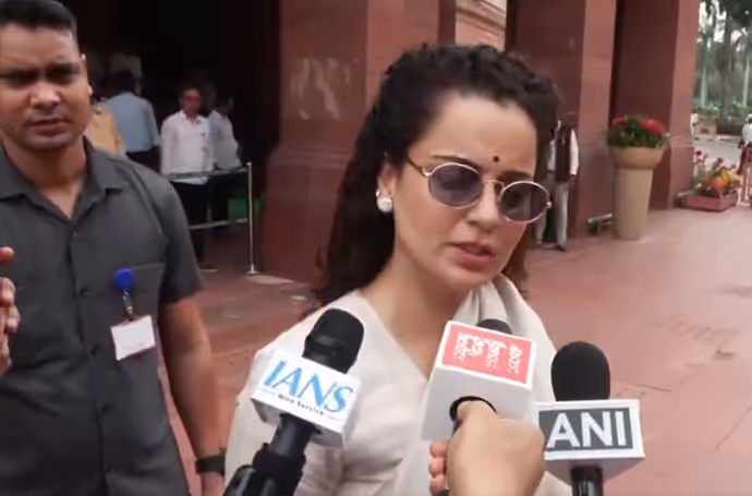 व्हाइट साड़ी में संसद पहुंचीं कंगना रनोट, सनातन संस्कृति को लेकर कह दी इतनी बड़ी बात: 6 PHOTO