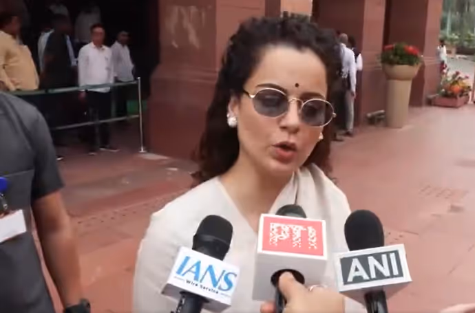 व्हाइट साड़ी में संसद पहुंचीं कंगना रनोट, सनातन संस्कृति को लेकर कह दी इतनी बड़ी बात: 6 PHOTO