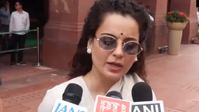 व्हाइट साड़ी में संसद पहुंचीं कंगना रनोट, सनातन संस्कृति को लेकर कह दी इतनी बड़ी बात: 6 PHOTO