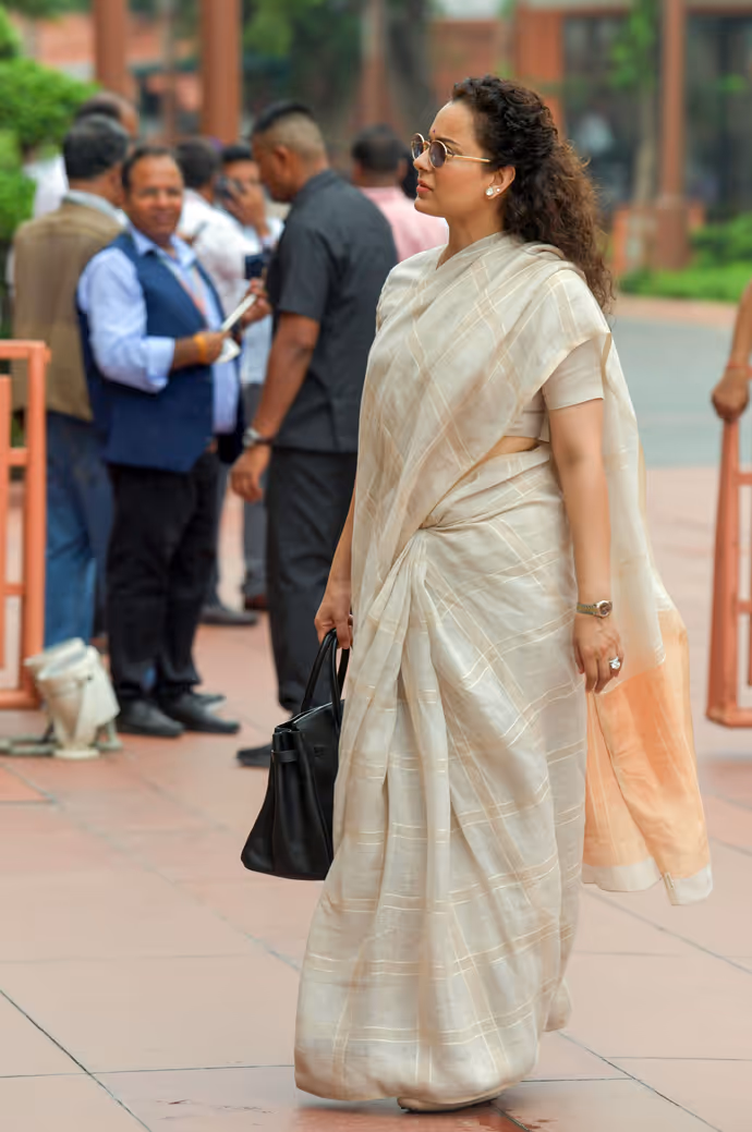 संसद का मानसून सत्र: पहले दिन कंगना की गजब एंट्री, डिंपल- प्रिया सरोज के अंदाज ने जीता दिल, देखें फोटोज