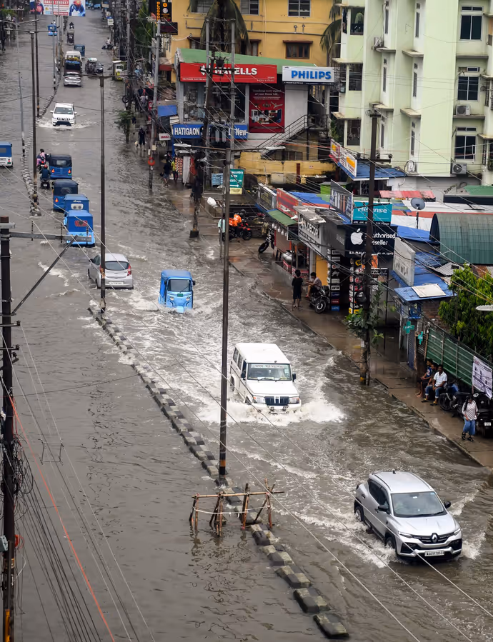 कहीं सड़कें बनीं नदी तो कहीं डूबे घर, 10 PHOTO में प्रयागराज से गुवाहाटी तक तबाही की 10 तस्वीरें