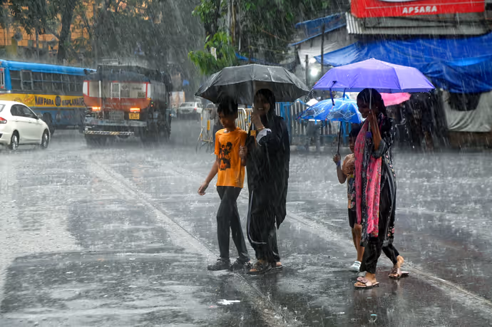 कहीं सड़कें बनीं नदी तो कहीं डूबे घर, 10 PHOTO में प्रयागराज से गुवाहाटी तक तबाही की 10 तस्वीरें