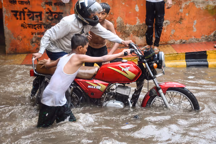 कहीं सड़कें बनीं नदी तो कहीं डूबे घर, 10 PHOTO में प्रयागराज से गुवाहाटी तक तबाही की 10 तस्वीरें