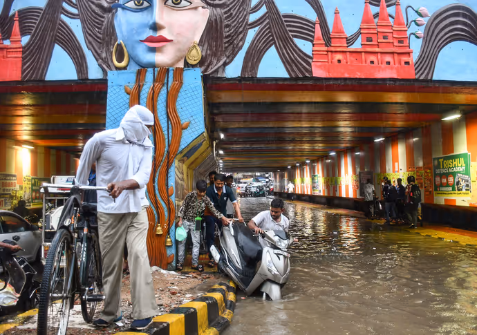 कहीं सड़कें बनीं नदी तो कहीं डूबे घर, 10 PHOTO में प्रयागराज से गुवाहाटी तक तबाही की 10 तस्वीरें