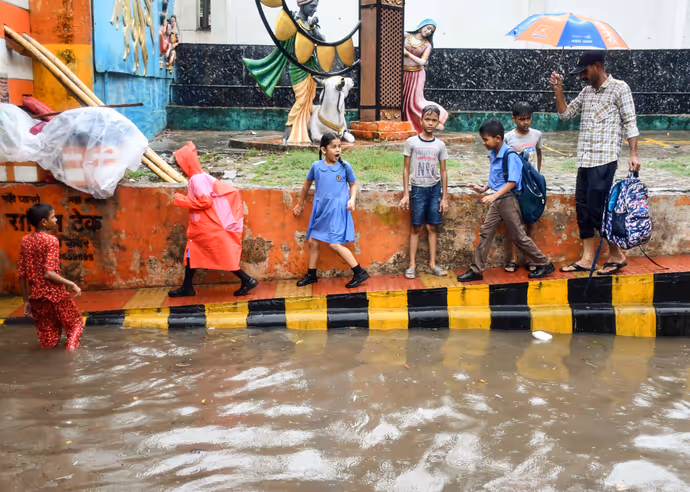 कहीं सड़कें बनीं नदी तो कहीं डूबे घर, 10 PHOTO में प्रयागराज से गुवाहाटी तक तबाही की 10 तस्वीरें