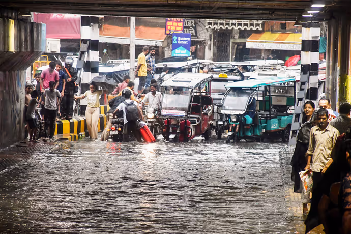 कहीं सड़कें बनीं नदी तो कहीं डूबे घर, 10 PHOTO में प्रयागराज से गुवाहाटी तक तबाही की 10 तस्वीरें