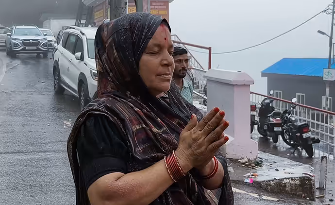 कहीं सड़कें बनीं नदी तो कहीं डूबे घर, 10 PHOTO में प्रयागराज से गुवाहाटी तक तबाही की 10 तस्वीरें