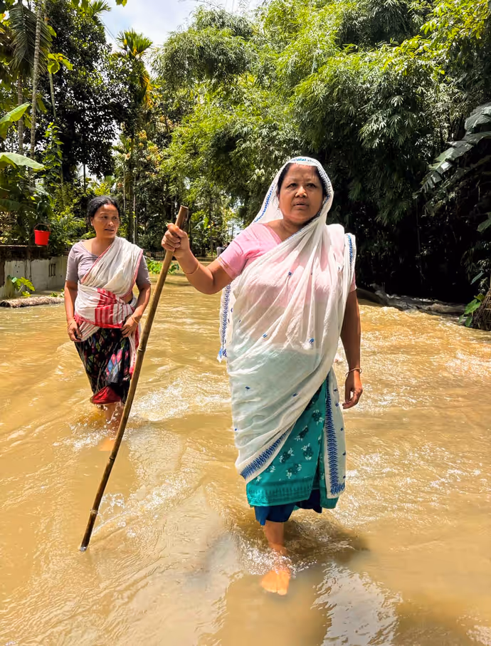 कहीं सड़कें बनीं नदी तो कहीं डूबे घर, 10 PHOTO में प्रयागराज से गुवाहाटी तक तबाही की 10 तस्वीरें