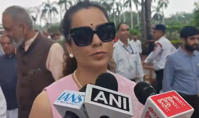 दूसरे दिन पिंक साड़ी में संसद पहुंचीं कंगना रनोट, CJP प्रोटेस्ट को लेकर क्या बोली एक्ट्रेस: 6 PHOTO