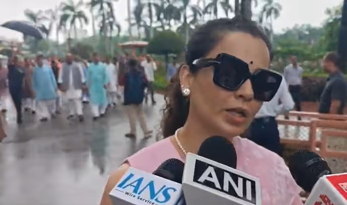 दूसरे दिन पिंक साड़ी में संसद पहुंचीं कंगना रनोट, CJP प्रोटेस्ट को लेकर क्या बोली एक्ट्रेस: 6 PHOTO
