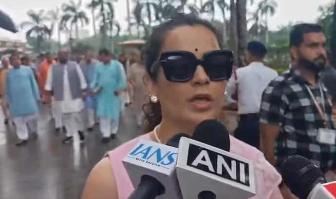 दूसरे दिन पिंक साड़ी में संसद पहुंचीं कंगना रनोट, CJP प्रोटेस्ट को लेकर क्या बोली एक्ट्रेस: 6 PHOTO