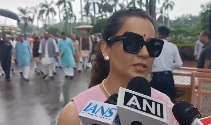 दूसरे दिन पिंक साड़ी में संसद पहुंचीं कंगना रनोट, CJP प्रोटेस्ट को लेकर क्या बोली एक्ट्रेस: 6 PHOTO