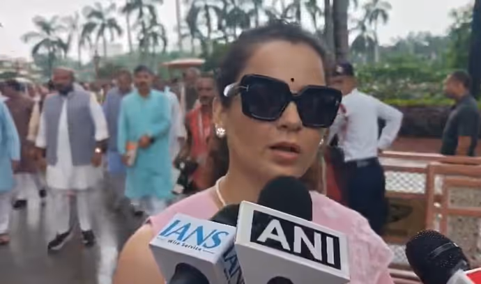 दूसरे दिन पिंक साड़ी में संसद पहुंचीं कंगना रनोट, CJP प्रोटेस्ट को लेकर क्या बोली एक्ट्रेस: 6 PHOTO
