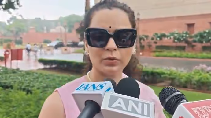 दूसरे दिन पिंक साड़ी में संसद पहुंचीं कंगना रनोट, CJP प्रोटेस्ट को लेकर क्या बोली एक्ट्रेस: 6 PHOTO