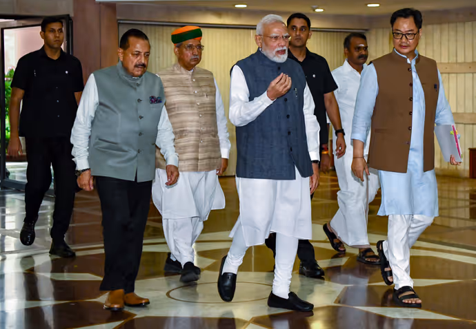 क्या है 'मंगल मिलन'? इस मीटिंग में क्या होता है, 7 PHOTOS में देखिए मोदी मुस्कुराए और मंत्री सीरियस