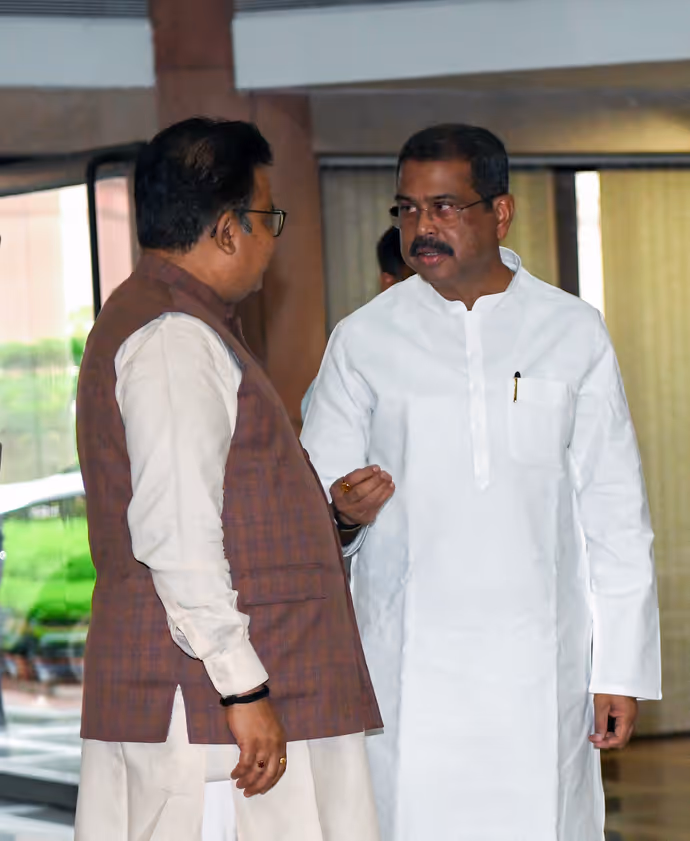 क्या है 'मंगल मिलन'? इस मीटिंग में क्या होता है, 7 PHOTOS में देखिए मोदी मुस्कुराए और मंत्री सीरियस