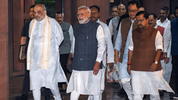 क्या है 'मंगल मिलन'? इस मीटिंग में क्या होता है, 7 PHOTOS में देखिए मोदी मुस्कुराए और मंत्री सीरियस