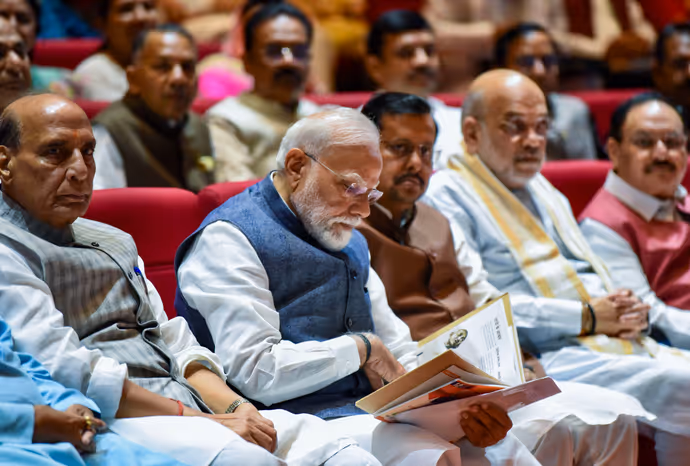 क्या है 'मंगल मिलन'? इस मीटिंग में क्या होता है, 7 PHOTOS में देखिए मोदी मुस्कुराए और मंत्री सीरियस