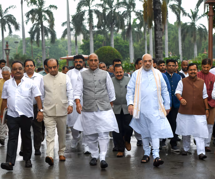 क्या है 'मंगल मिलन'? इस मीटिंग में क्या होता है, 7 PHOTOS में देखिए मोदी मुस्कुराए और मंत्री सीरियस