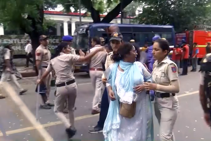 किसी को घसीटा तो किसी को आए चक्कर, 8 PHOTO में देखें सपा कार्यकर्ताओं से पुलिस की भिडंत