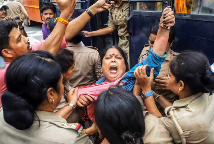 किसी को घसीटा तो किसी को आए चक्कर, 8 PHOTO में देखें सपा कार्यकर्ताओं से पुलिस की भिडंत