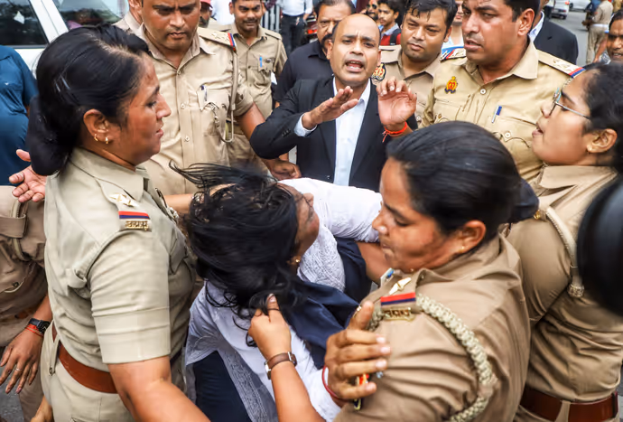 किसी को घसीटा तो किसी को आए चक्कर, 8 PHOTO में देखें सपा कार्यकर्ताओं से पुलिस की भिडंत