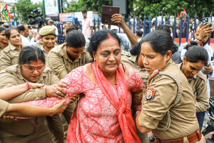 किसी को घसीटा तो किसी को आए चक्कर, 8 PHOTO में देखें सपा कार्यकर्ताओं से पुलिस की भिडंत