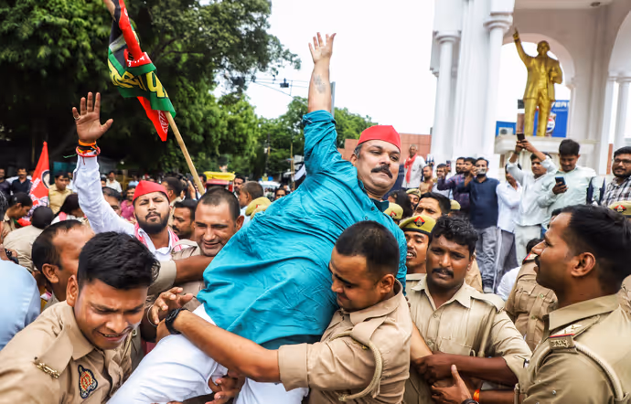 किसी को घसीटा तो किसी को आए चक्कर, 8 PHOTO में देखें सपा कार्यकर्ताओं से पुलिस की भिडंत