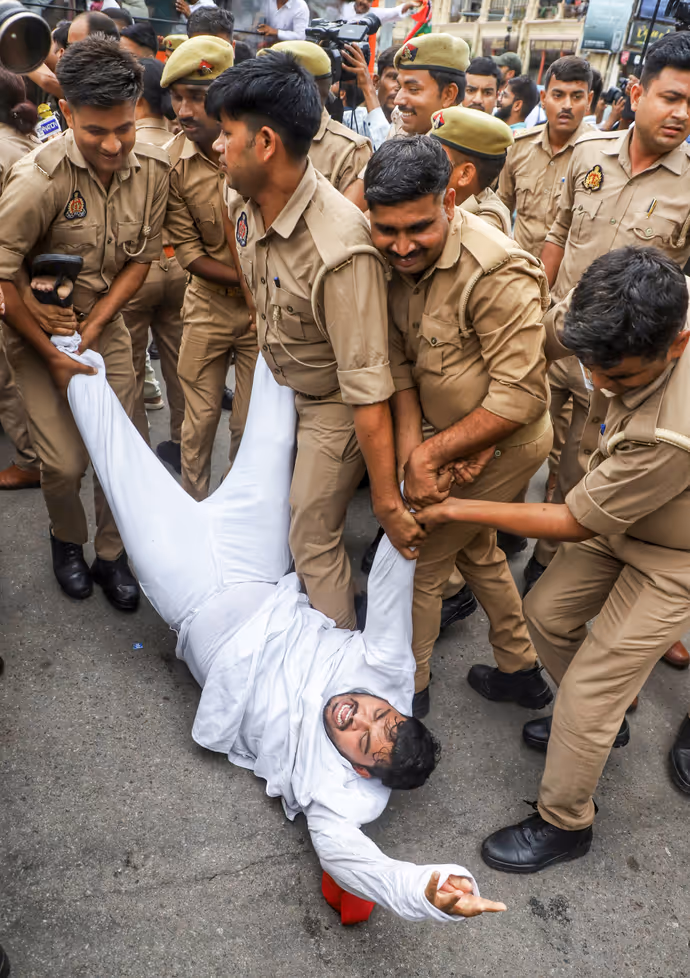 किसी को घसीटा तो किसी को आए चक्कर, 8 PHOTO में देखें सपा कार्यकर्ताओं से पुलिस की भिडंत