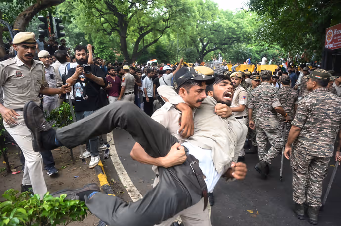 किसी ने पलट दी गाड़ी तो कोई कांच फोड़ता दिखा, 8 PHOTO में देखें CJP का भारी उत्पात