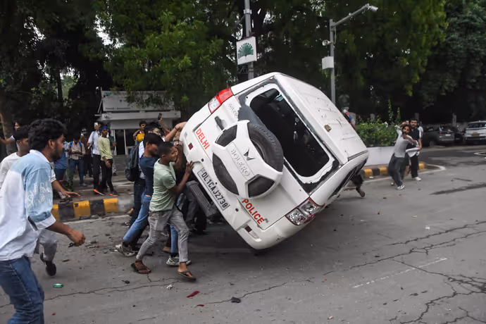 किसी ने पलट दी गाड़ी तो कोई कांच फोड़ता दिखा, 8 PHOTO में देखें CJP का भारी उत्पात