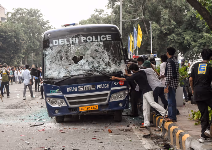 किसी ने पलट दी गाड़ी तो कोई कांच फोड़ता दिखा, 8 PHOTO में देखें CJP का भारी उत्पात