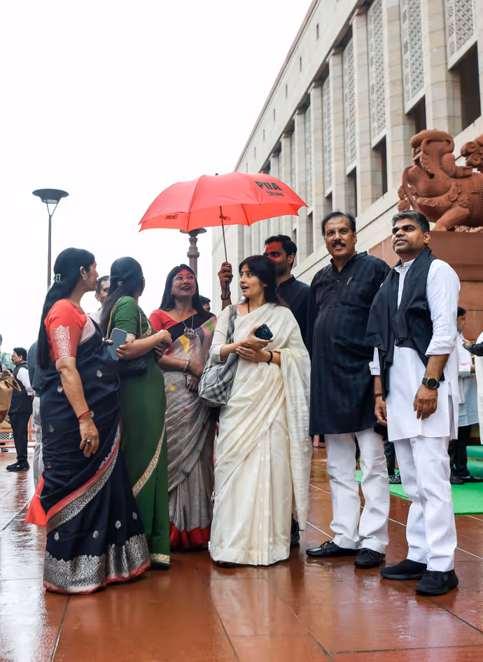 प्रिया सरोज के मोबाइल में क्या देख मुस्कुराईं डिंपल यादव, 6 PHOTO में सपा सांसद का अलग अंदाज