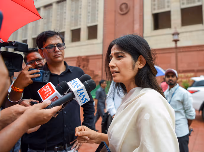 प्रिया सरोज के मोबाइल में क्या देख मुस्कुराईं डिंपल यादव, 6 PHOTO में सपा सांसद का अलग अंदाज