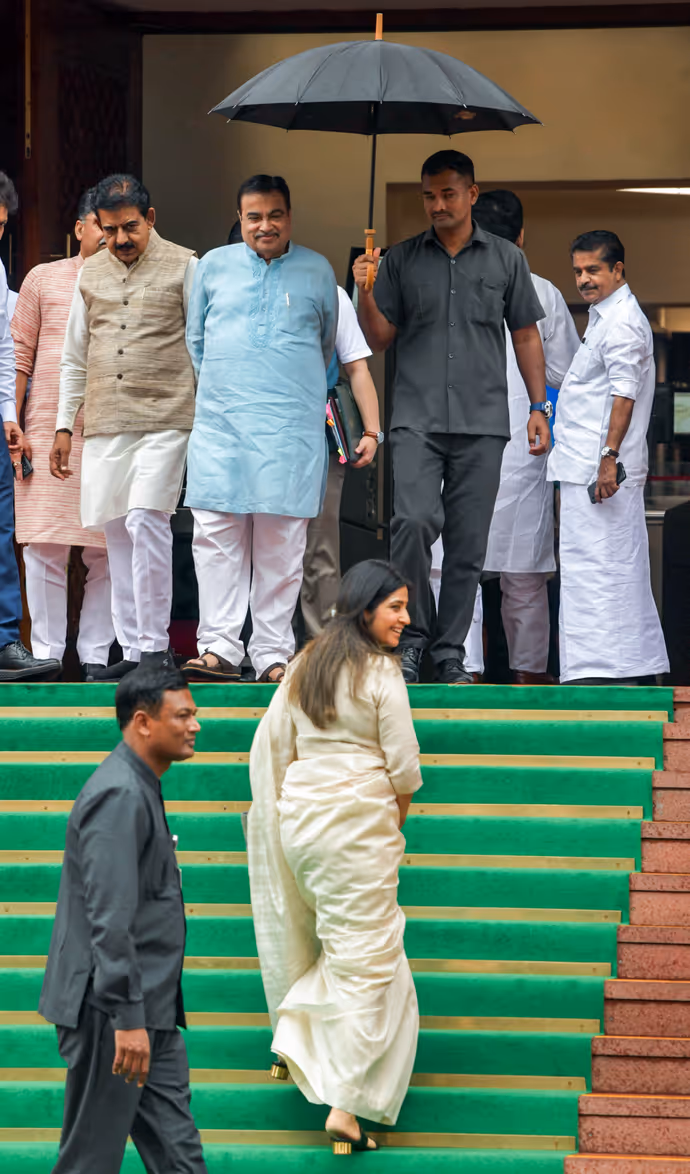 प्रिया सरोज के मोबाइल में क्या देख मुस्कुराईं डिंपल यादव, 6 PHOTO में सपा सांसद का अलग अंदाज