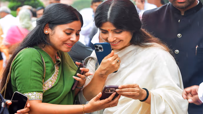 प्रिया सरोज के मोबाइल में क्या देख मुस्कुराईं डिंपल यादव, 6 PHOTO में सपा सांसद का अलग अंदाज