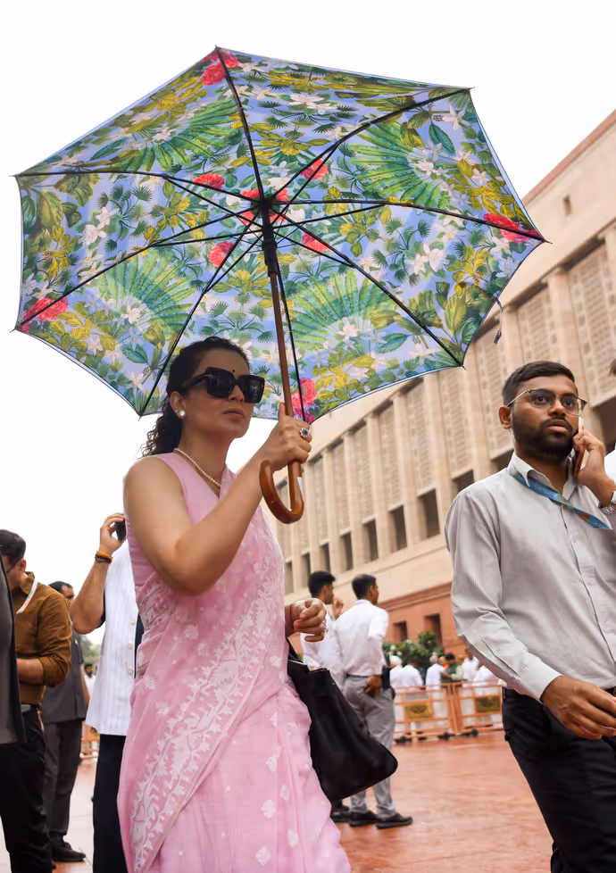 पिंक साड़ी, ब्लैक गॉगल और रंग-बिरंगी छतरी, कंगना के अंदाज ने संसद में लूटी लाइमलाइट : 5 PHOTO