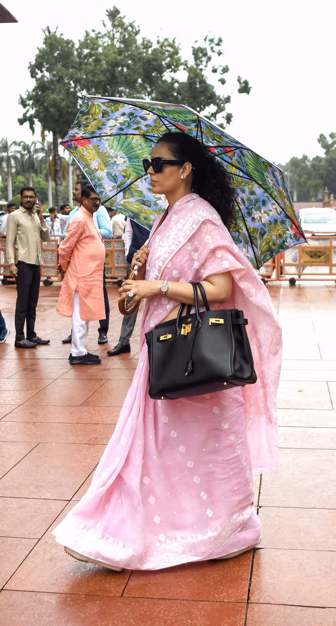 पिंक साड़ी, ब्लैक गॉगल और रंग-बिरंगी छतरी, कंगना के अंदाज ने संसद में लूटी लाइमलाइट : 5 PHOTO