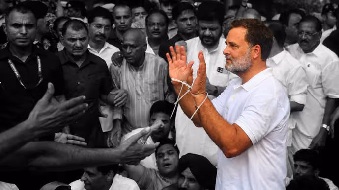 जमीन पर लेटे राहुल, पुलिस ने पकड़े हाथ-पैर; PM आवास के बाहर प्रदर्शन की 5 तस्वीरें
