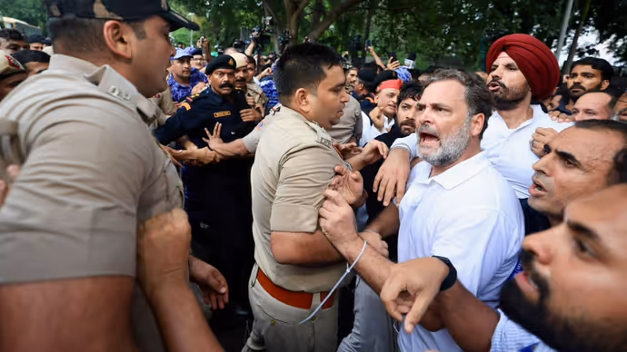 जमीन पर लेटे राहुल, पुलिस ने पकड़े हाथ-पैर; PM आवास के बाहर प्रदर्शन की 5 तस्वीरें