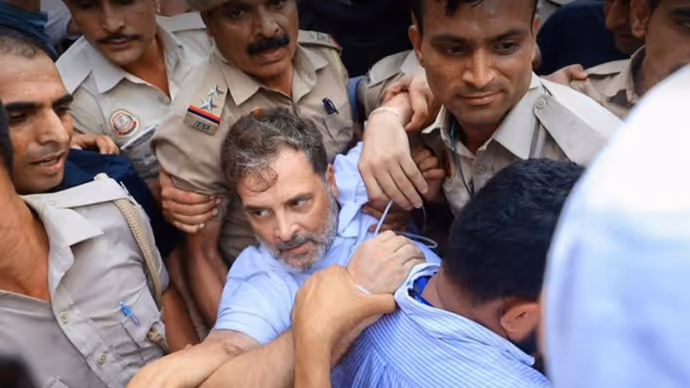 जमीन पर लेटे राहुल, पुलिस ने पकड़े हाथ-पैर; PM आवास के बाहर प्रदर्शन की 5 तस्वीरें