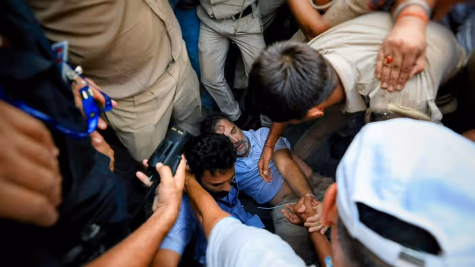 जमीन पर लेटे राहुल, पुलिस ने पकड़े हाथ-पैर; PM आवास के बाहर प्रदर्शन की 5 तस्वीरें