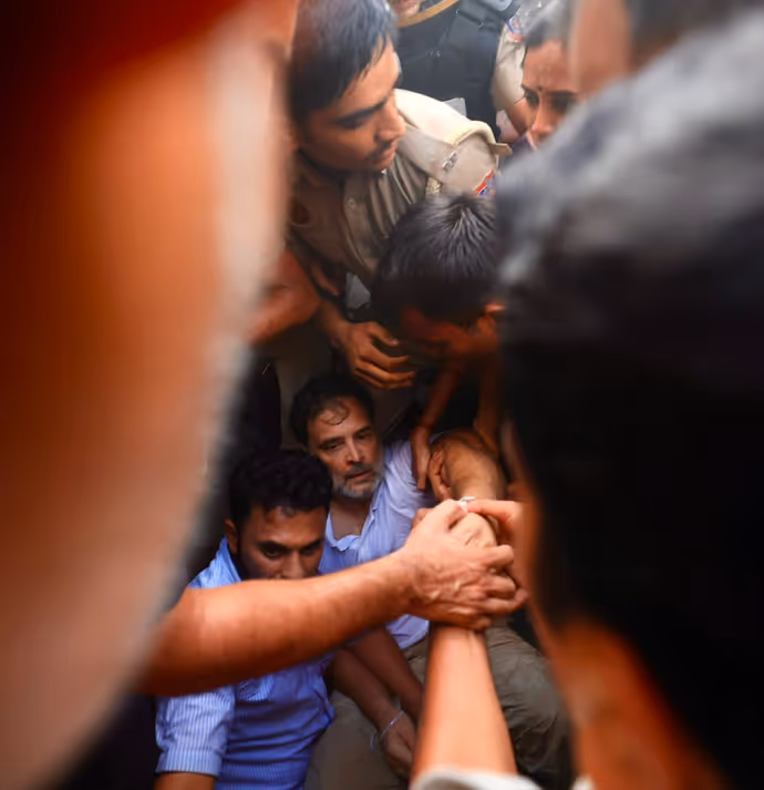 जमीन पर लेटे राहुल, पुलिस ने पकड़े हाथ-पैर; PM आवास के बाहर प्रदर्शन की 5 तस्वीरें