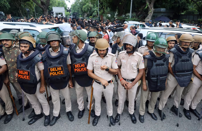 राहुल गांधी के हाथ-पैर पकड़ पुलिस ने जबरन उठाया, देखें कांग्रेस नेताओं की गिरफ्तारी की 9 तस्वीरें