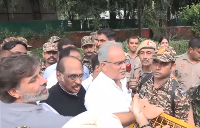 राहुल गांधी के हाथ-पैर पकड़ पुलिस ने जबरन उठाया, देखें कांग्रेस नेताओं की गिरफ्तारी की 9 तस्वीरें