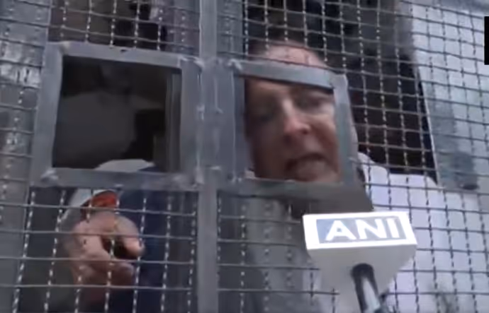 राहुल गांधी के हाथ-पैर पकड़ पुलिस ने जबरन उठाया, देखें कांग्रेस नेताओं की गिरफ्तारी की 9 तस्वीरें