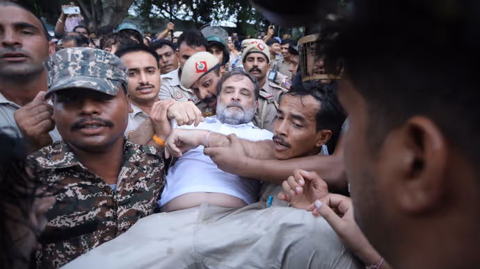 राहुल गांधी के हाथ-पैर पकड़ पुलिस ने जबरन उठाया, देखें कांग्रेस नेताओं की गिरफ्तारी की 9 तस्वीरें