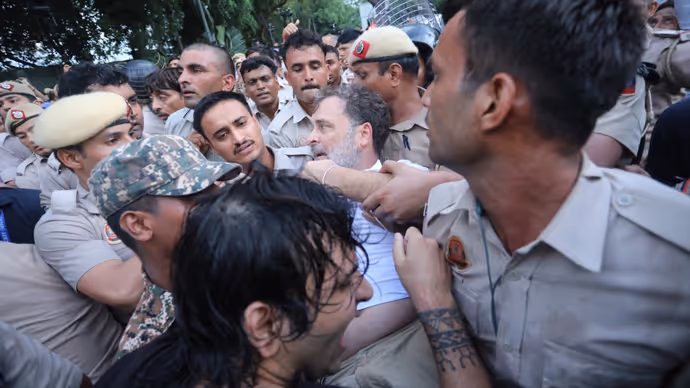 राहुल गांधी के हाथ-पैर पकड़ पुलिस ने जबरन उठाया, देखें कांग्रेस नेताओं की गिरफ्तारी की 9 तस्वीरें